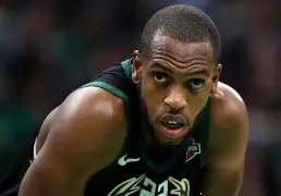 密尔沃基雄鹿训练开放日，集结日复出首秀引欢呼，足总杯在即，控场能力受关注